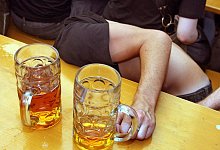 Ein Betrunkener sitz zusammengesunken in einem Bierzelt - Karl-Josef Hildenbrand/dpa/dpa-tmn Ein Betrunkener sitz zusammengesunken in einem Bierzelt - Karl-Josef Hildenbrand/dpa/dpa-tmn