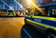 Rund 150 Einsatzkräfte sammeln sich in Halle. - Nicole Donath