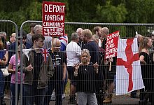 Protest gegen Asylbewerber in Großbritannien - Jordan Pettitt/PA/AP/dpa Protest gegen Asylbewerber in Großbritannien - Jordan Pettitt/PA/AP/dpa