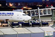 Flughafen Hannover - Ankunft Afghanen mit Aufnahmezusage - Moritz Frankenberg/dpa Flughafen Hannover - Ankunft Afghanen mit Aufnahmezusage - Moritz Frankenberg/dpa