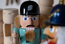 Erzgebirgischer Nussknacker zeigt Billig-Kopie den Finger - Hendrik Schmidt/dpa Erzgebirgischer Nussknacker zeigt Billig-Kopie den Finger - Hendrik Schmidt/dpa