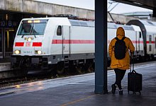 Reisende wartet bei Regen und Herbststurm am Bahnhof auf den Zug - Moritz Frankenberg/dpa/dpa-tmn Reisende wartet bei Regen und Herbststurm am Bahnhof auf den Zug - Moritz Frankenberg/dpa/dpa-tmn