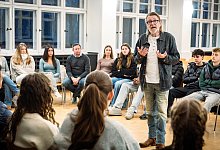 Diskussion mit Schülern des Helmholtz-Gym. über Krieg und Frieden - Barbara Franke