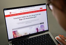 Eine Frau nutzt die Tickettool-Webseite der Verbraucherzentrale - Nico Tapia/dpa-tmn