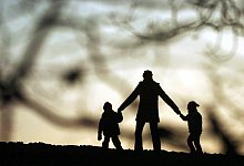 Eine Frau geht mit ihren Kindern spazieren - Patrick Pleul/dpa/dpa-tmn