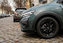 Ein Pkw fährt aus einer Ausfahrt - Zacharie Scheurer/dpa-tmn