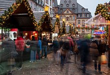 Menschen besuchen den Weihnachtsmarkt in Trier - Harald Tittel/dpa/dpa-tmn