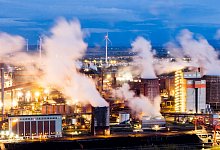 Industrieproduktion - Julian Stratenschulte/dpa