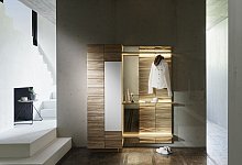 Ein Schrank mit Spiegel und Beleuchtung im Flur - Voglauer/DGM/dpa-tmn