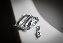 Zäpfchen liegen am Rand einer Badewanne - Christin Klose/dpa Themendienst/dpa-tmn Zäpfchen liegen am Rand einer Badewanne - Christin Klose/dpa Themendienst/dpa-tmn