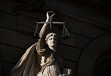 Vor einem Justizgebäude steht die Statue der Justitia - Stefan Puchner/dpa/dpa-tmn Vor einem Justizgebäude steht die Statue der Justitia - Stefan Puchner/dpa/dpa-tmn