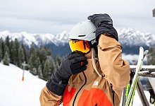Skifahrerin justiert ihre Skibrille - Benjamin Nolte/dpa-tmn Skifahrerin justiert ihre Skibrille - Benjamin Nolte/dpa-tmn