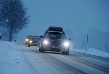 Autos fahren auf einer winterlichen Landstraße - Tobias Hase/dpa-tmn