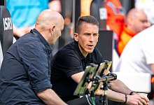 Trainer Daniel Bauer beim VfL Wolfsburg - David Inderlied/dpa