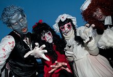 Personen sind zu Halloween verkleidet - Klaus-Dietmar Gabbert/dpa-tmn Personen sind zu Halloween verkleidet - Klaus-Dietmar Gabbert/dpa-tmn