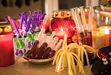 Gruselige Halloween-Speisen auf einem Tisch - Christin Klose/dpa-tmn Gruselige Halloween-Speisen auf einem Tisch - Christin Klose/dpa-tmn