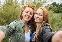 Zwei Frauen posieren für ein Selfie - Christin Klose/dpa-tmn Zwei Frauen posieren für ein Selfie - Christin Klose/dpa-tmn
