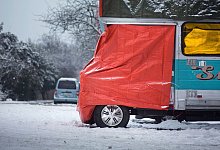 Eine Plane schützt die Fahrerkabine eines Wohnmobils - Frank Rumpenhorst/dpa/dpa-tmn Eine Plane schützt die Fahrerkabine eines Wohnmobils - Frank Rumpenhorst/dpa/dpa-tmn