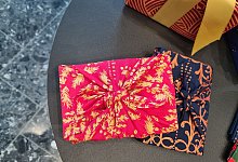 Ein mit Stoffen verpacktes Geschenk liegt auf dem Tisch - Isabelle Modler/-/dpa-tmn