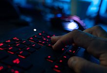 Ein Mann tippt auf einer Tastatur - Nicolas Armer/dpa/dpa-tmn