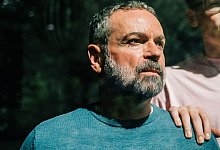 Ein Mann blickt aus dem Fenster - Zacharie Scheurer/dpa-tmn Ein Mann blickt aus dem Fenster - Zacharie Scheurer/dpa-tmn