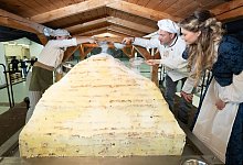 Dresdner Bäcker arbeiten an Riesenstollen für das Stollenfest - Sebastian Kahnert/dpa