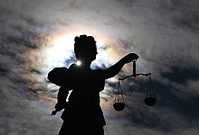 Justitia im Gegenlicht in Frankfurt am Main - Arne Dedert/dpa/dpa-tmn
