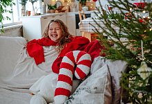 Mädchen lacht voller Vorfreude während der Weihnachtszeit - Maria Diachenko/Westend61/dpa-tmn Mädchen lacht voller Vorfreude während der Weihnachtszeit - Maria Diachenko/Westend61/dpa-tmn