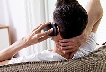 Ein Mann telefoniert - Christin Klose/dpa-tmn