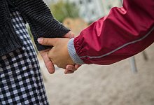 Eine Mutter hält die Hand ihres Kindes - Christin Klose/dpa-tmn