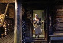 Rauchsauna-Meisterin Eda Verooja bereitet das Saunaritual vor - Friederike Ostermeyer/dpa-tmn