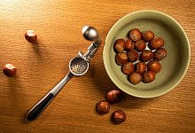 Haselnüsse liegen neben einer Knoblauchpresse - Christin Klose/dpa-tmn Haselnüsse liegen neben einer Knoblauchpresse - Christin Klose/dpa-tmn