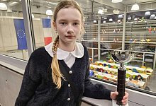 Lily mit Pokal - 1 - SK Halle