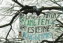 Ein letztes Statement befestigt einer der Aktivisten an einem Ast. Acht Tage lang haben 30 zumeist junge Menschen den Wald am Steinhausener Weg besetzt. Am Montag sind sie von den Bäumen heruntergekommen. - Heiko Kaiser