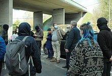 Die Grünen Jochen Stoppenbrink und Frank Winter sprechen zu den Besetzern. Die erklären, dass sie unerwünscht seien. - Heiko Kaiser