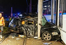 Auto zwischen Straßenbahn und Betonmast eingeklemmt - Justin Brosch/dpa Auto zwischen Straßenbahn und Betonmast eingeklemmt - Justin Brosch/dpa