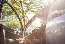 Eine Frau steigt aus einem Auto - Christin Klose/dpa-tmn
