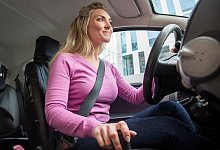 Frau fährt Auto - Christin Klose/dpa-tmn