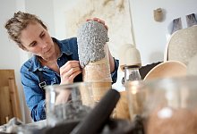 Künstlerin erschafft Urnen in Atelier - Bernd Thissen/dpa Künstlerin erschafft Urnen in Atelier - Bernd Thissen/dpa