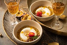 Panna Cotta in Savarin-Form, Passionsfrucht, Himbeere, Mangotupfe - Christin Klose/dpa-tmn Panna Cotta in Savarin-Form, Passionsfrucht, Himbeere, Mangotupfe - Christin Klose/dpa-tmn