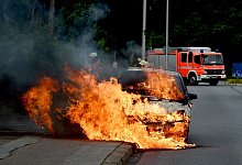 Ein Auto brennt in Flensburg - Benjamin Nolte/dpa-tmn