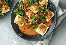 19447_43091_feldsalat_mit_ravioli_und_paprika-bohnenmus - 1 - Mathias Neubauer