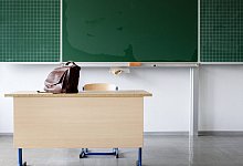 Schultafel und Schultasche Bonn Deutschland 07 06 2011 MODEL RELEASE vorhanden School boa - 1 - imago images / photothek Schultafel und Schultasche Bonn Deutschland 07 06 2011 MODEL RELEASE vorhanden School boa - 1 - imago images / photothek