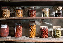 Eingelegtes Obst und Gemüse in Einmachgläsern - Silas Stein/dpa/dpa-tmn