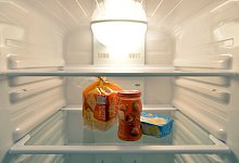 Konfitüre, Toastbrot und Butter stehen in einem Kühlschrank - Marc Tirl/dpa-Zentralbild/dpa-tmn