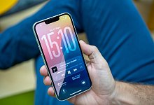 Ein Mann nutzt iOS 26 auf einem iPhone - Nico Tapia/dpa-tmn