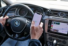 Ein Mann nutzt ein Smartphone am Steuer - Jan Woitas/dpa/dpa-tmn