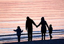 KINA - Viel Zeit zum Spielen, viel Zeit zum Zoffen - dpa