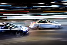 Zwei Autos auf der Straße mit Bewegungsunschärfe - Frank Rumpenhorst/dpa/dpa-tmn Zwei Autos auf der Straße mit Bewegungsunschärfe - Frank Rumpenhorst/dpa/dpa-tmn