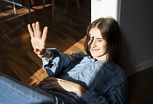 Woman enjoying sunlight indoors with a peaceful expression - picture alliance / Westend61